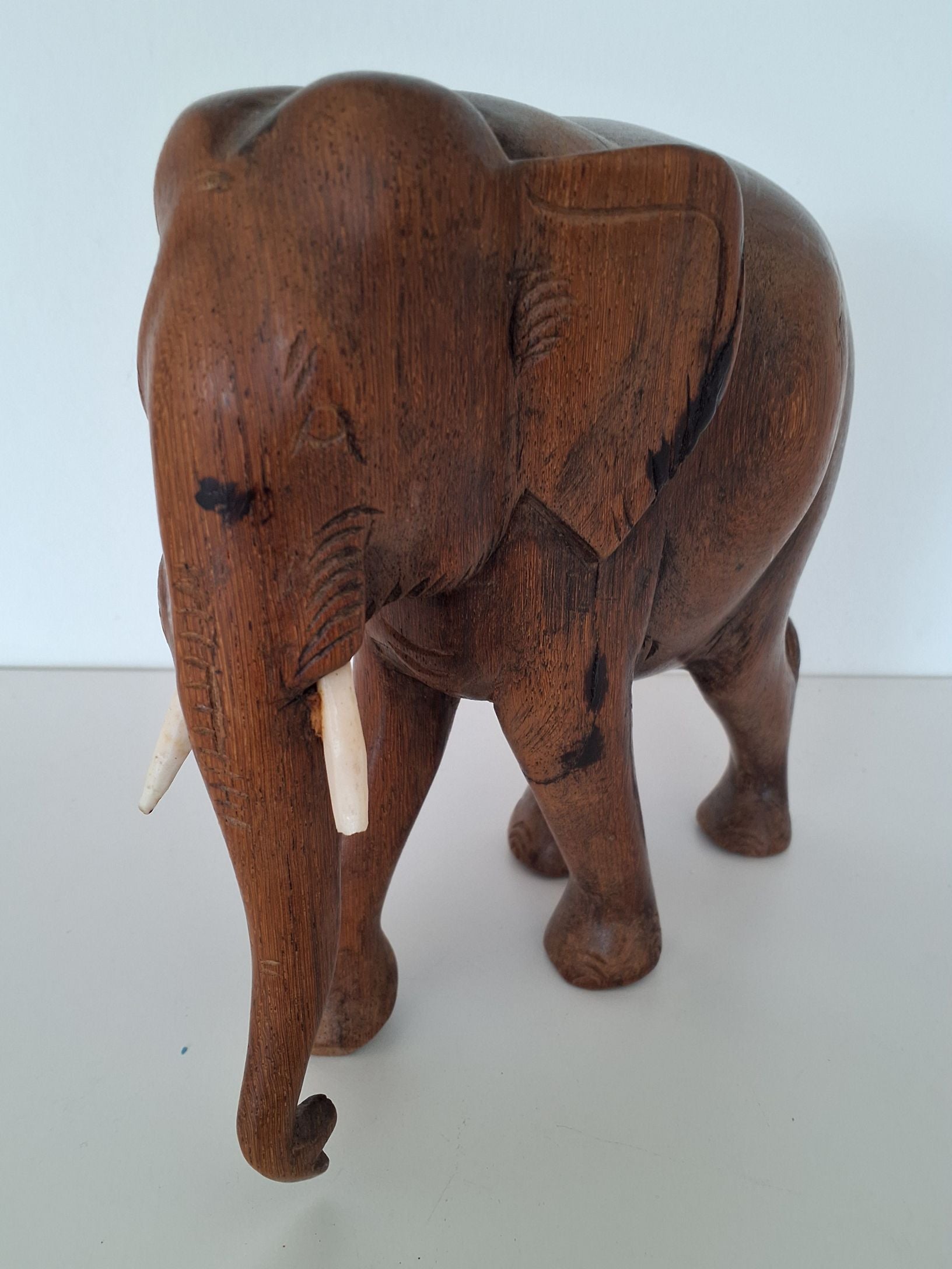 Elefant i mørkt træ